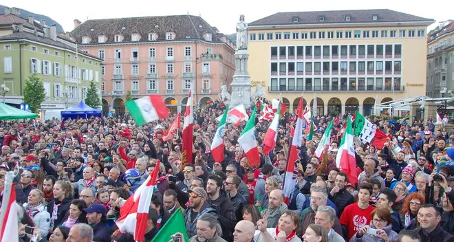 Migliaia in piazza Walther per festeggiare il trionfo dell’HCB - GUARDA LE FOTO - GUARDA IL VIDEO