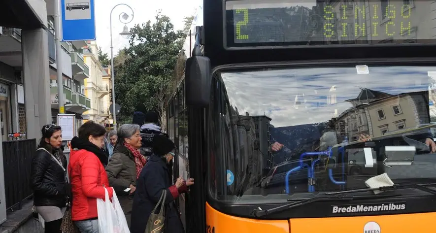 L’avvio del mercato sfratta il bus dall’isola pedonale