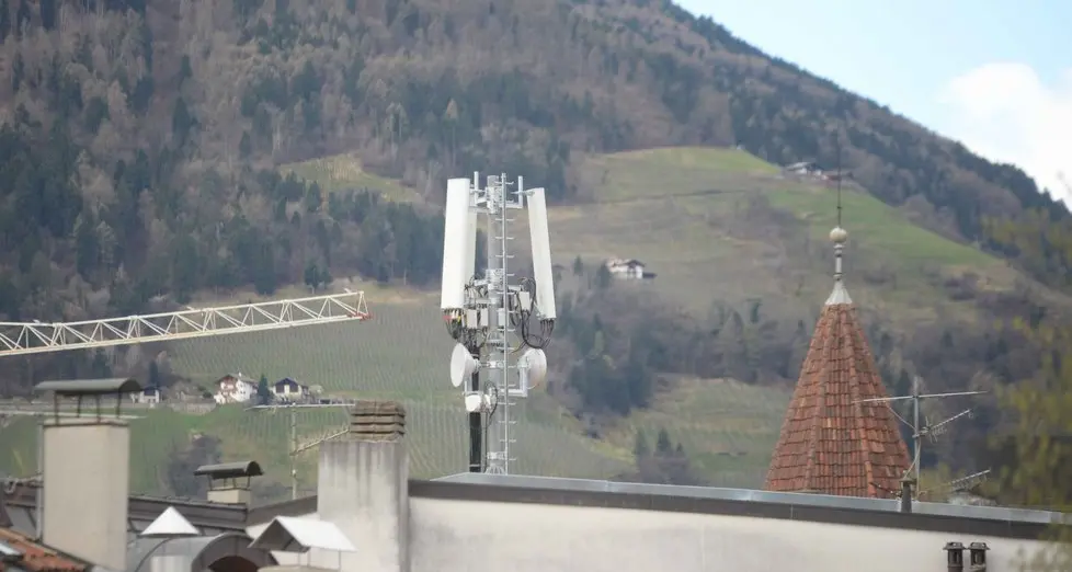 Stop nel centro storico alle antenne per i cellulari