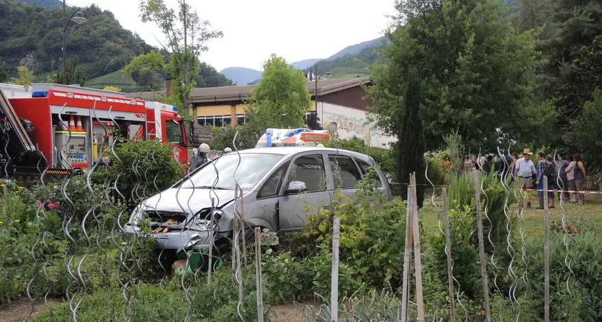 Lana, auto esce di strada e si schianta in un orto privato