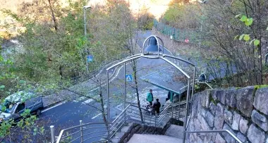Lanciano pietre al parco sui bambini