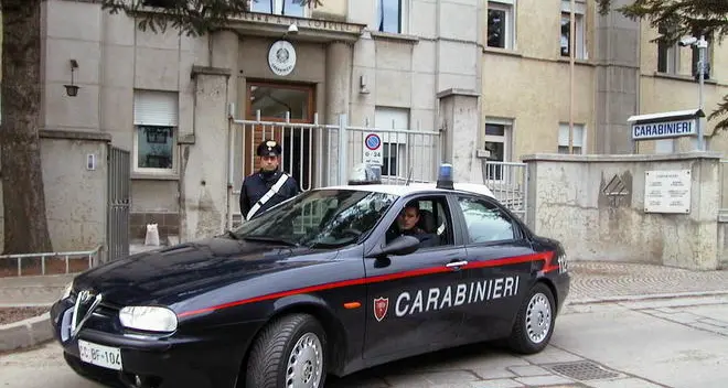 Brunico, rompe una vetrata in stazione e viene denunciato