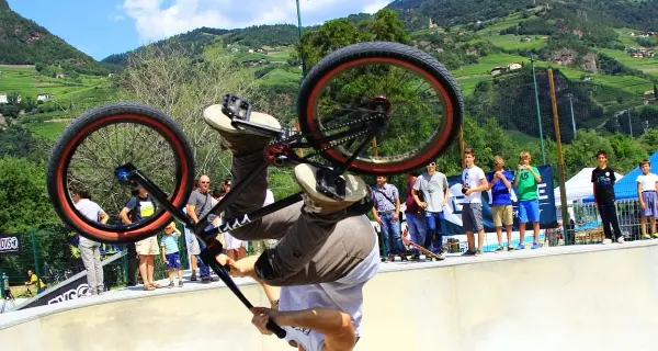 Alla “Platza” si salta e si vola: inaugurato il nuovo skate park