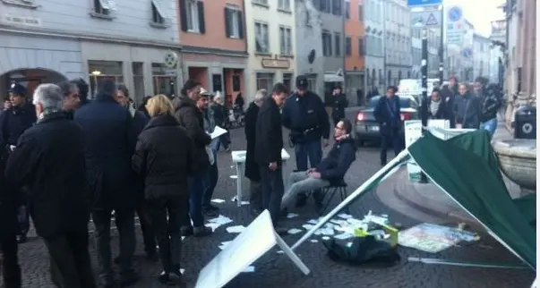 Blitz anarchico al gazebo della Lega: tre feriti