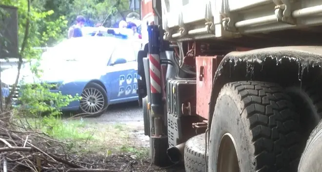 Brucia rifiuti abusivi e provoca un incendio