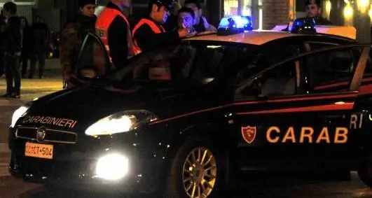 Scassinano la porta e le rubano i gioielli