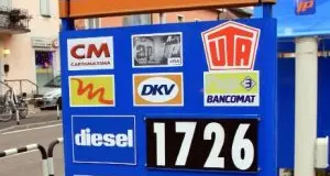 Crisi: la benzina in Austria costa meno, la Provincia rimborsa