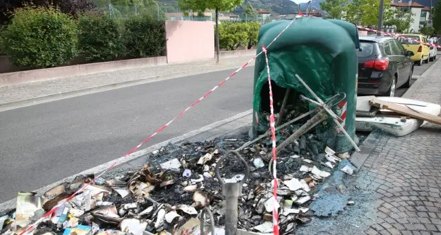 Bolzano, il piromane colpisce ancora: altri 3 roghi nella notte
