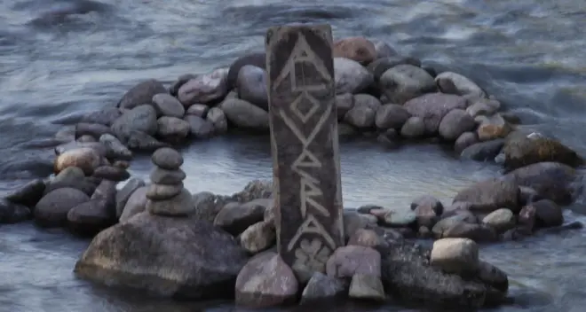 Una strana stele nel greto del Talvera
