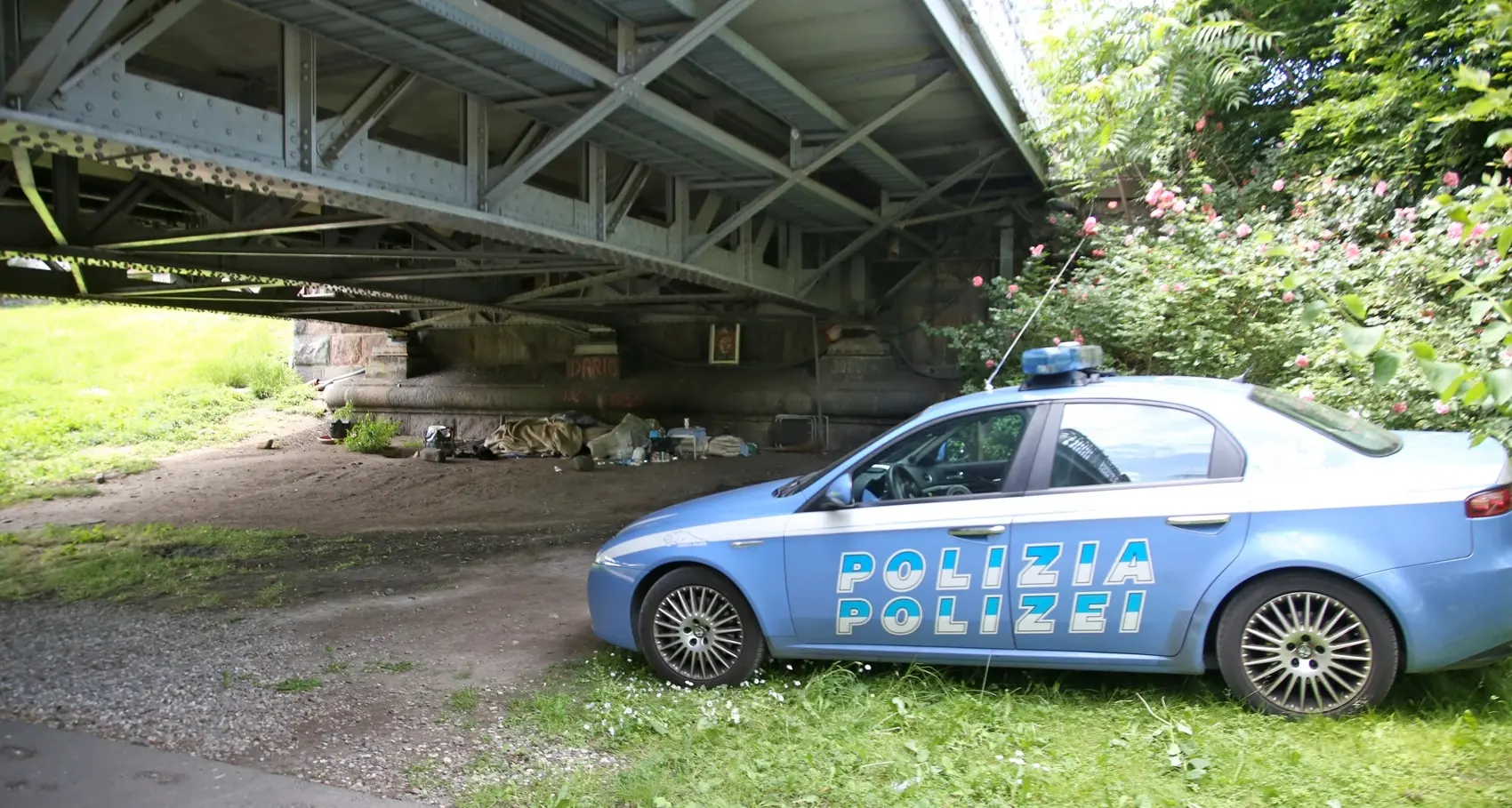 Bolzano, due immigrati minacciano di tagliarsi le vene sotto ponte Talvera