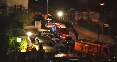 Scappa a 100 all'ora e finisce contro un muro