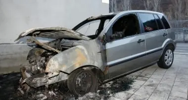 Bolzano, piromane incendia auto: sgomberato il Cineplexx