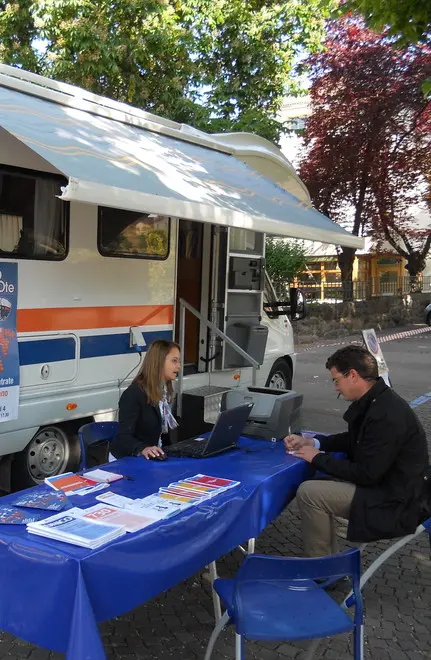 Il fisco mette le ruote con l’ufficio mobile in piazza ad Appiano