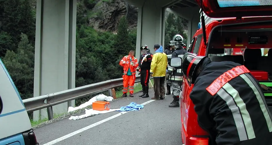 Scivola con la moto e muore a 41 anni