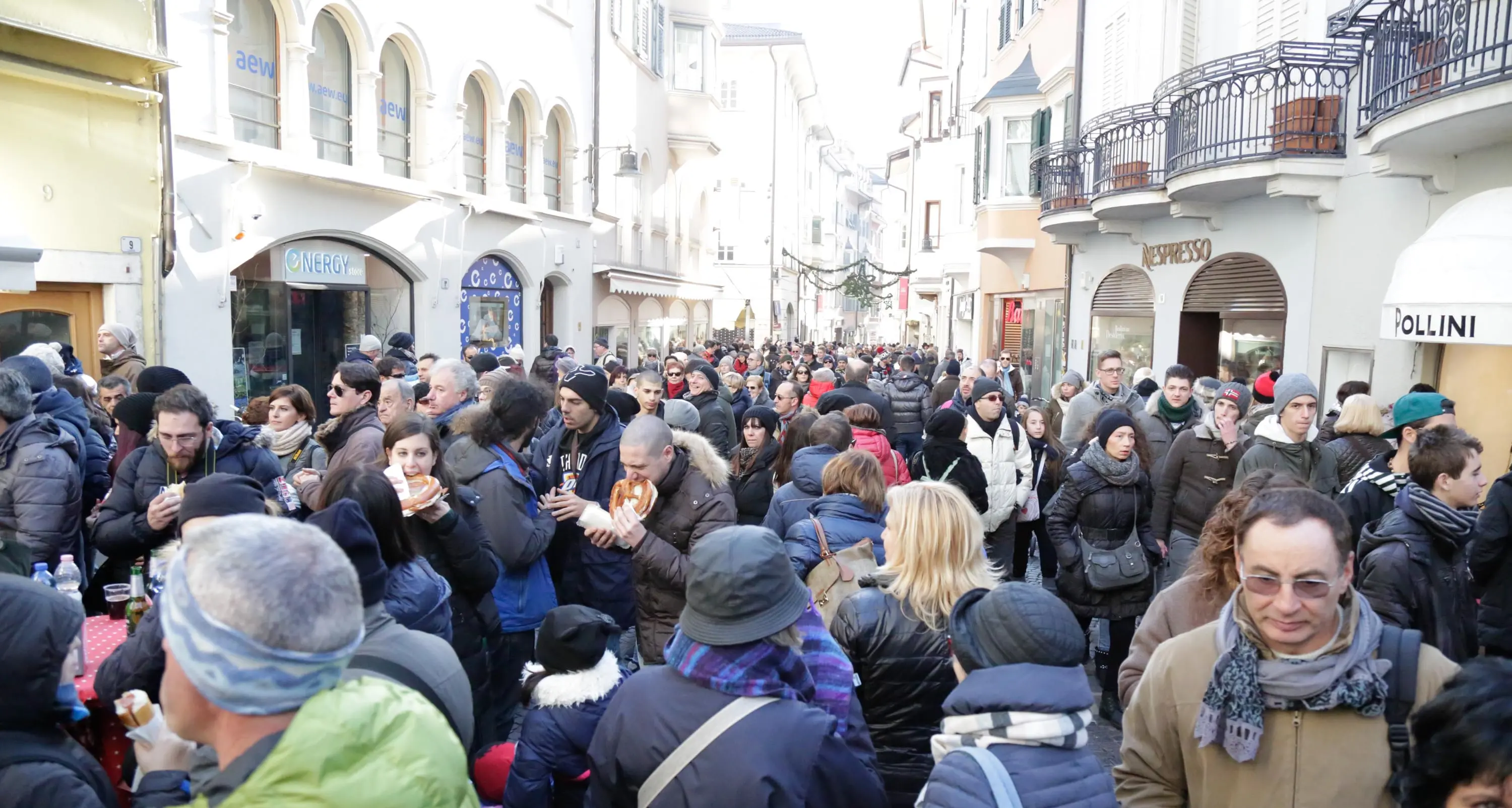 Bolzano, migliaia di turisti in centro storico