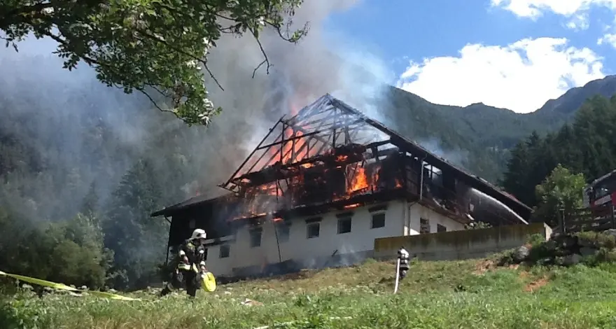 Villa Ottone, in fiamme il maso Lahnerhof: stalla e fienile distrutti