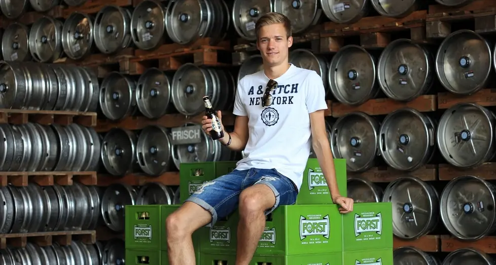 Il bomber Lukas Hofer premiato dalla Forst con 27 casse di birra