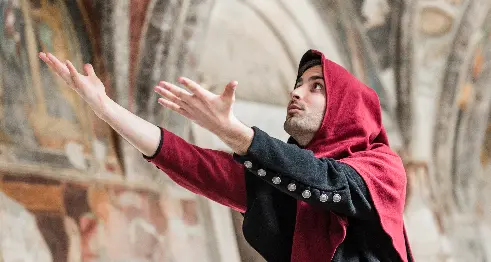 Il tour teatrale in città alla ricerca di spettatori