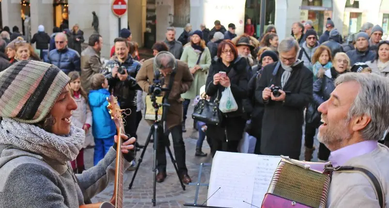 Rösch «artista di strada» secondo le nuove norme