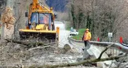 Bolzano, auto travolta da una frana: salvi gli occupanti
