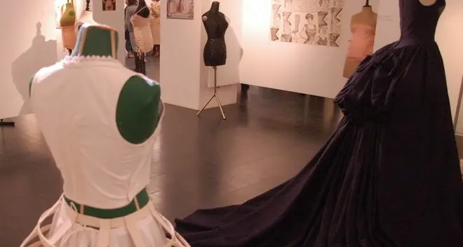 Il corsetto, da secoli tortura e vezzo del corpo femminile