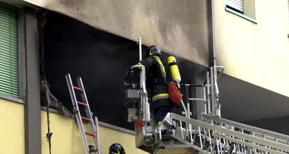Bolzano: fumo in via Resia intervengono i Vigili del Fuoco