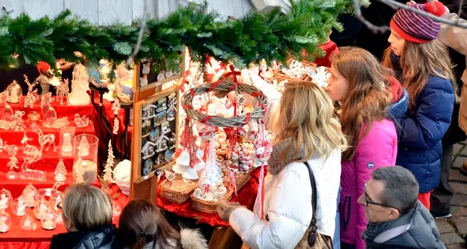 Non mancano gli affari, «tirano» gufetti e candele