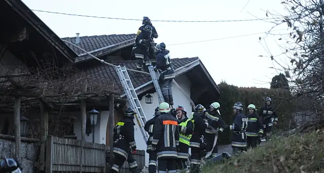 Casa in fiamme a Marlengo, cento pompieri al lavoro per domare le fiamme