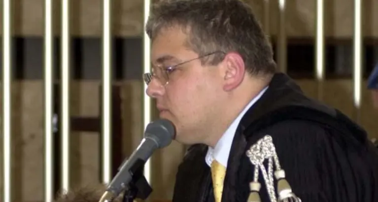 Denuncia il fratello, ma poi lo «salva» dal giudice