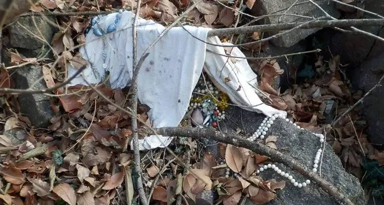 Trova un chilo di gioielli e lo consegna in questura