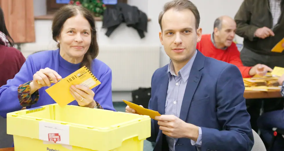 Referendum anti Italia con truffa alle Poste