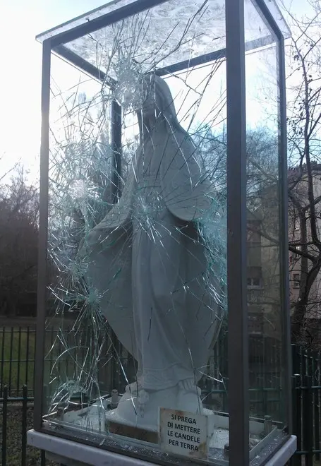 I vandali si accaniscono contro la Madonnina