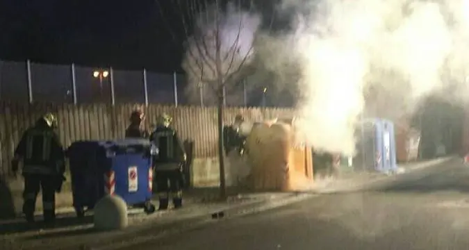 Piromane in azione in via Genova
