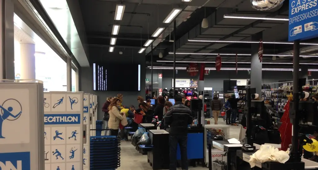 Bolzano, pienone all'apertura del New Twenty in via Galilei