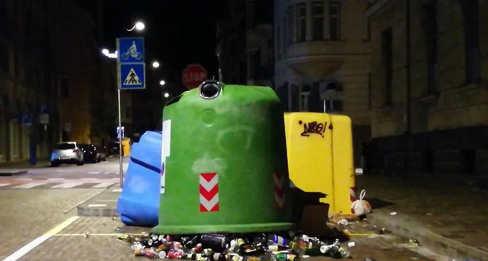 Bolzano, raid vandalico: decine di bottiglie a terra in via Cassa di Risparmio