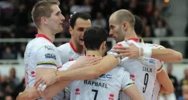 VOLLEY - IL TRIONFOTrento campione d'Italia: Cuneo battuta 3-0 in una partita senza storia