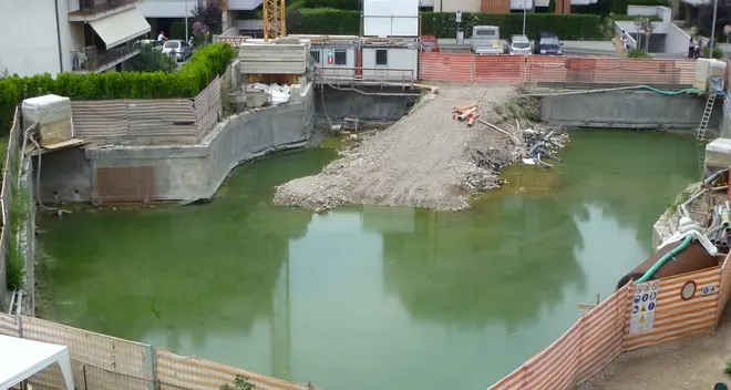 Centinaia di zanzare nel cantiere abbandonato