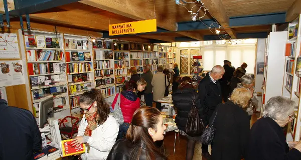 Adotta un libro, in coda per la svendita da Kolibri