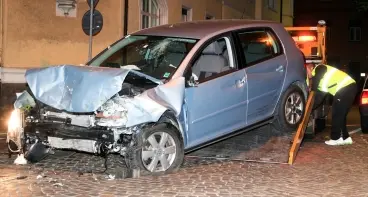 Ruba auto, inseguito dalla polizia, si schianta