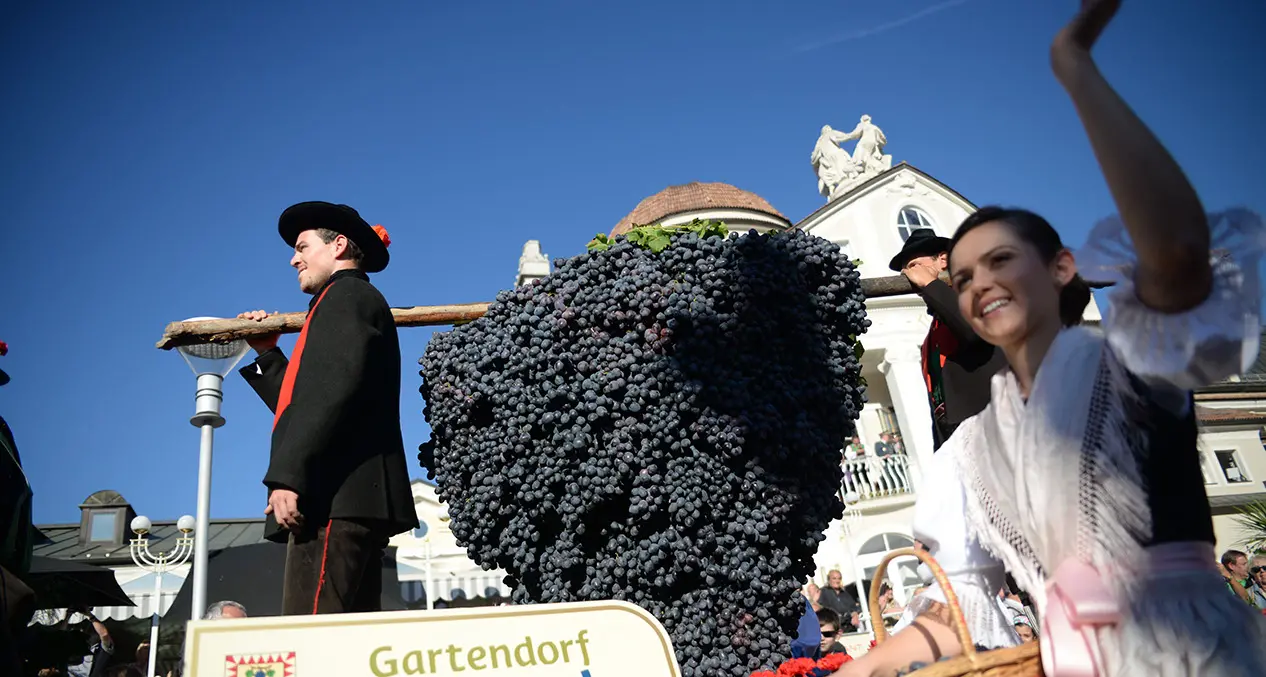 In migliaia in centro per la Festa dell'Uva