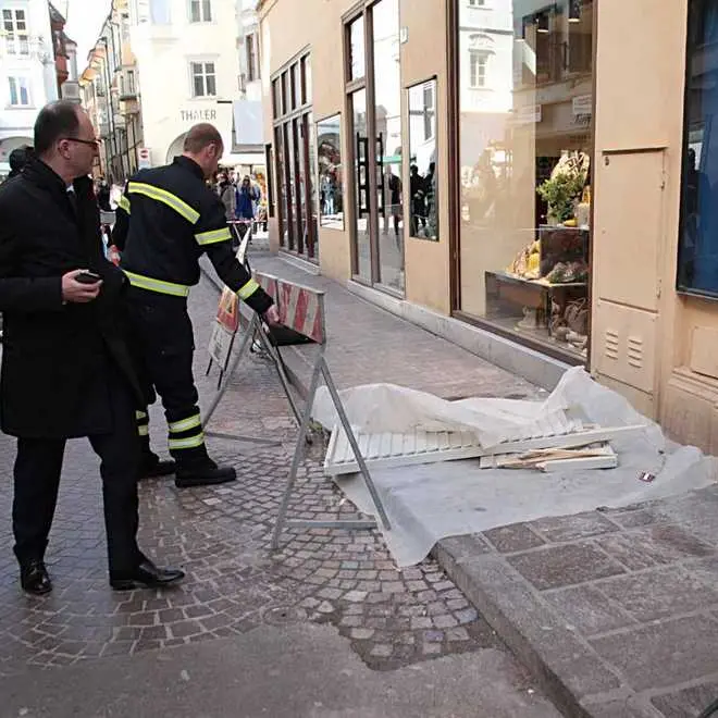 Via Museo, crolla finestra e sfiora la carrozzina