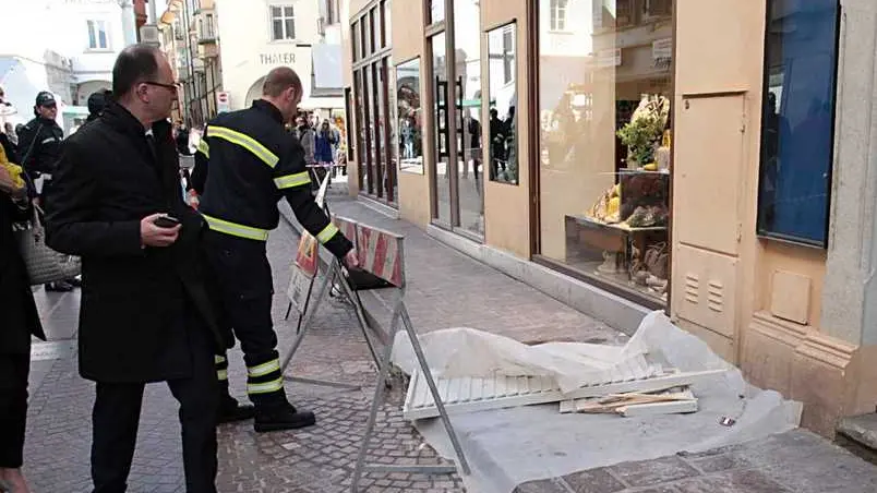 Via Museo, crolla finestra e sfiora la carrozzina