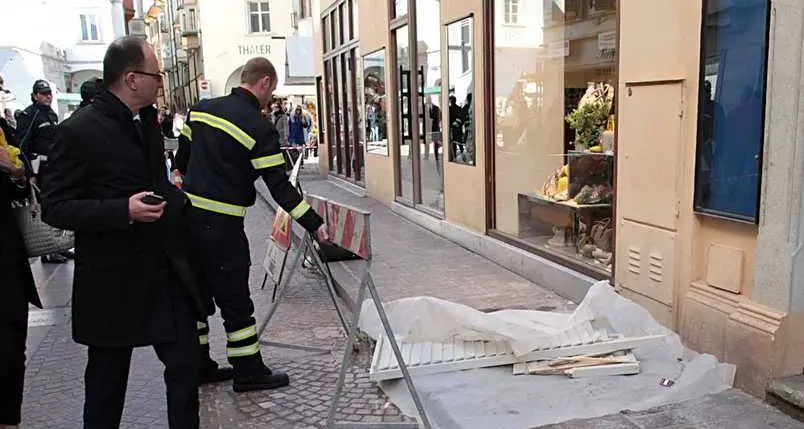 Via Museo, crolla finestra e sfiora la carrozzina