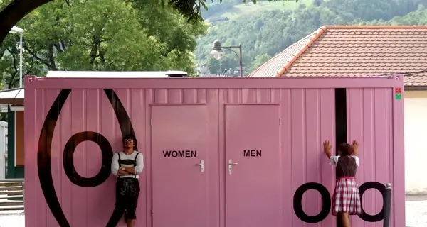 Altstadtfest, tutti in coda per la foto con i bagni rosa