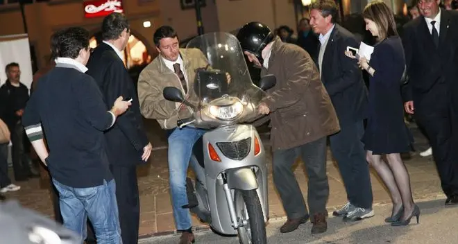 Renzi sbarca a Bolzano in... scooter: «L’autonomia va rispettata»