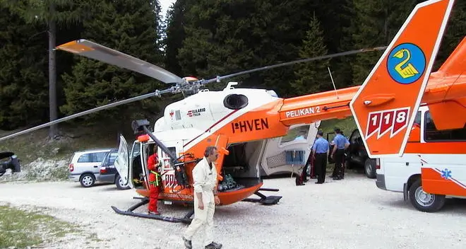 Venosta, turista si aggroviglia nel parapendio e precipita: grave