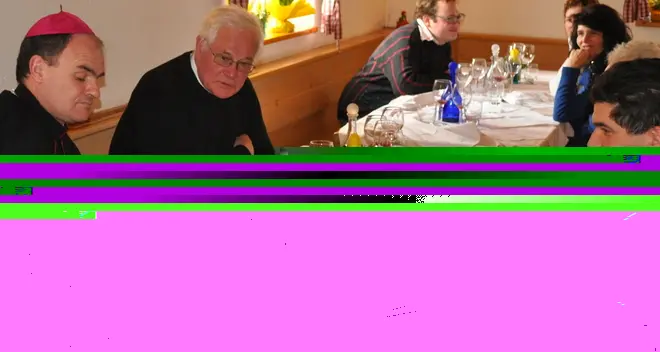 Favogna, il vescovo Muser sfida a carte il parroco
