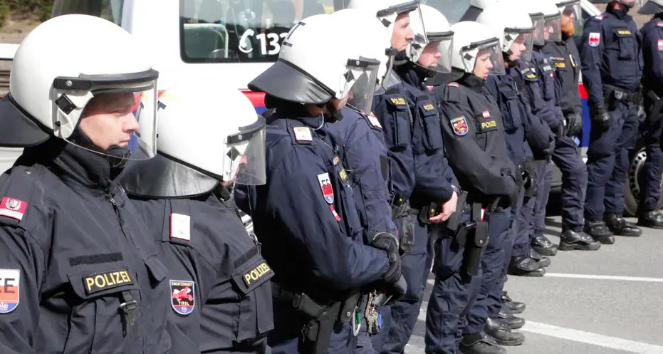 L’Austria: pronti a inviare centinaia di soldati
