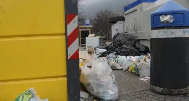 Scaricano rifiuti a volto coperto. Per sfuggire alla telecamera