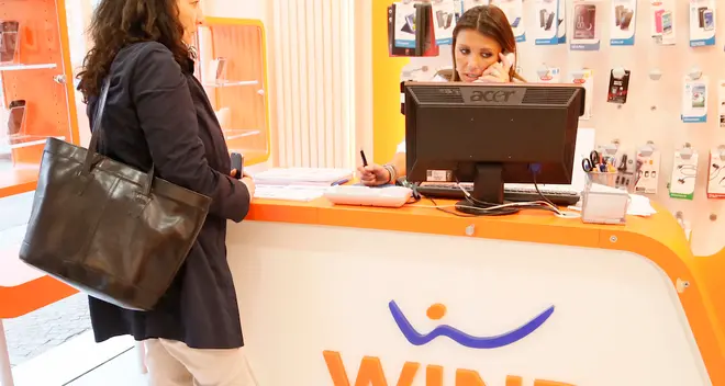 Danneggia due negozi e minaccia le commesse